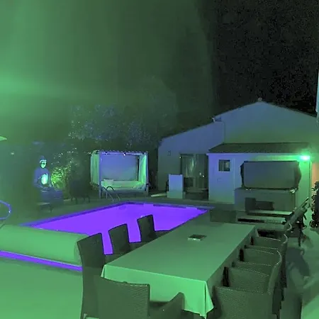 Piscine Independante Sans Vis A Vis Et Un Sans Acces Piscine 2 Possibilites Au Choix Avec Wifi Hotel Mudaison